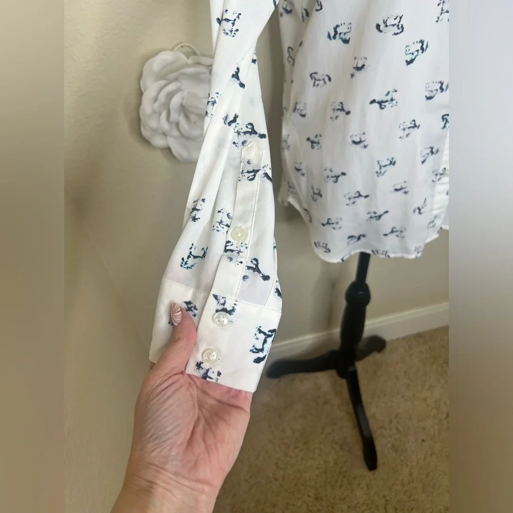 NTM: Ann Taylor Creamy White & Blue Wandering Horses Button Down Top Sz 8